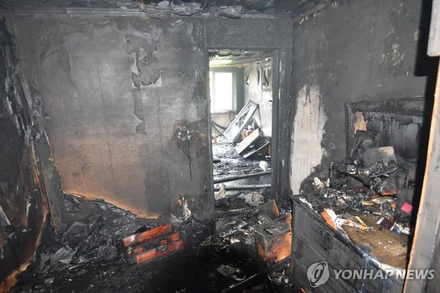 A씨의 범행으로 모두 타버린 집 내부