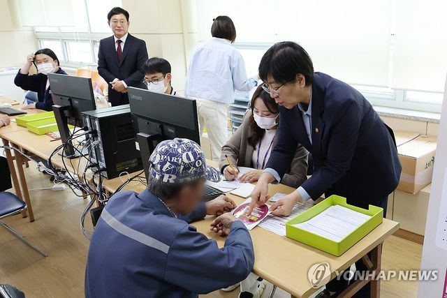 고유가 피해지원금 사용처 설명하는 정은경 복지부 장관