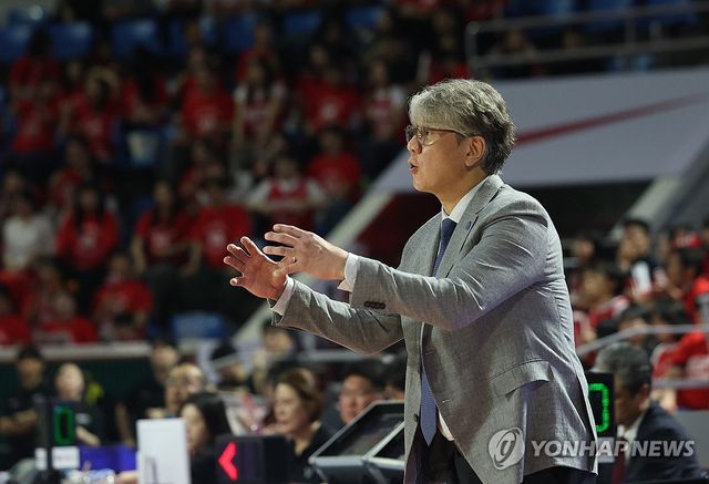 지시하는 손창환 소노 감독