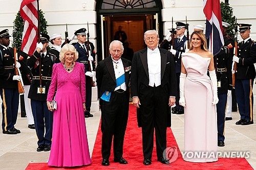 국빈만찬 전 사진촬영하는 트럼프 대통령 부부와 찰스 국왕 부부