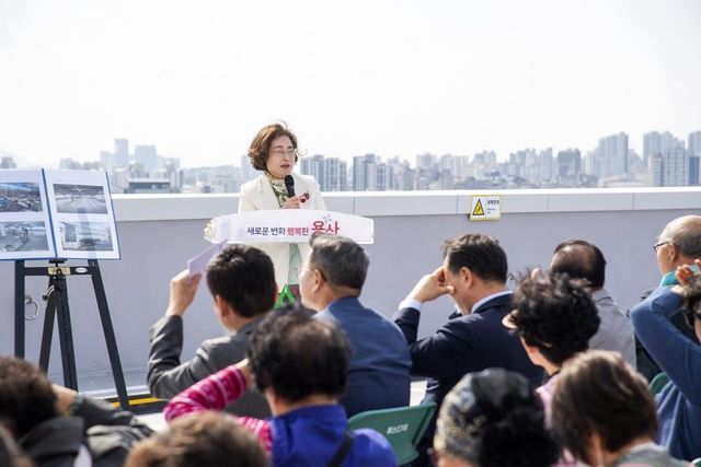 29일 '해방촌 공영주차장' 복층화 공사 준공식에서 인사말 하는 박희영 구청장