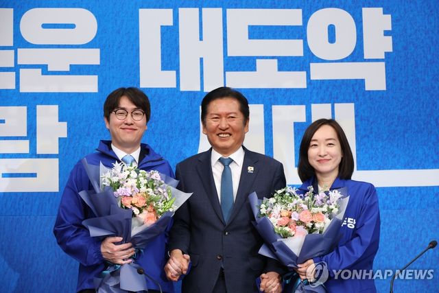 꽃다발 받은 하정우 전 AI수석과 전은수 전 청와대 대변인