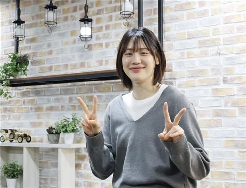 인터뷰하는 강이슬