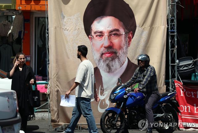 테헤란에 걸린 모즈타바 하메네이 사진