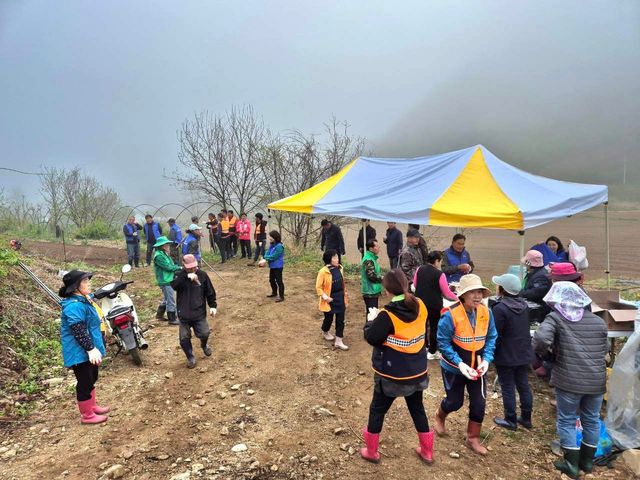 암 투병 부부 농가 위해 팔 걷어붙인 이웃들