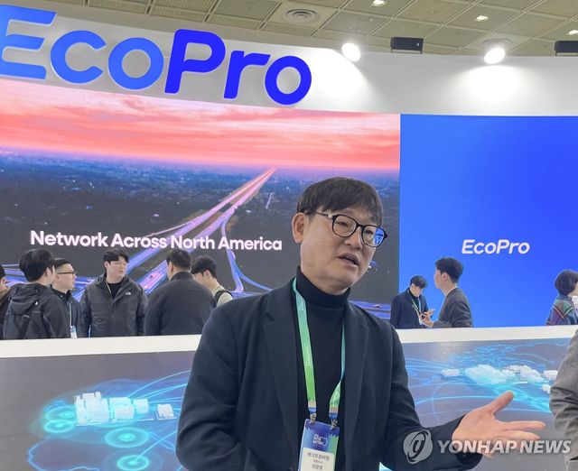 '인터배터리 2026' 현장에서 취재진 질문에 답하는 최문호 에코프로비엠 대표