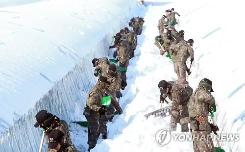제설작업 중인 군인들