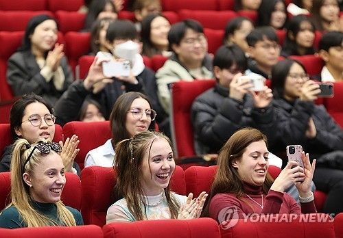 K팝 댄스공연 즐기는 외국인 유학생들