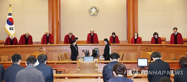 인사하는 헌법재판관들