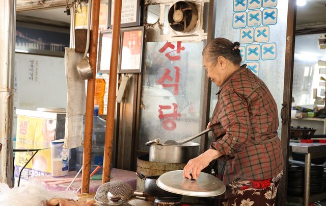 60여년간 운영해온 식당 마지막 영업을 하는 박화자씨