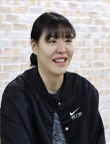 인터뷰하는 박지수