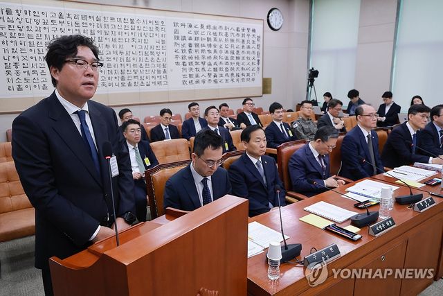 청문회서 답변하는 김성태 전 쌍방울 회장