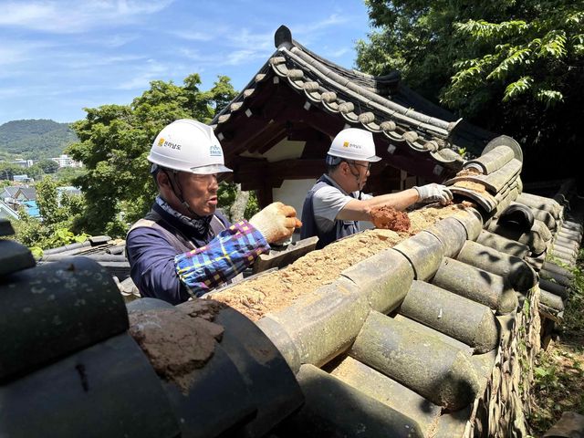 전남서부문화유산돌봄센터의 기와 보수 모습 