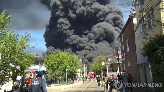 우크라이나 드론 공격에 러시아 투압세 지역 화재