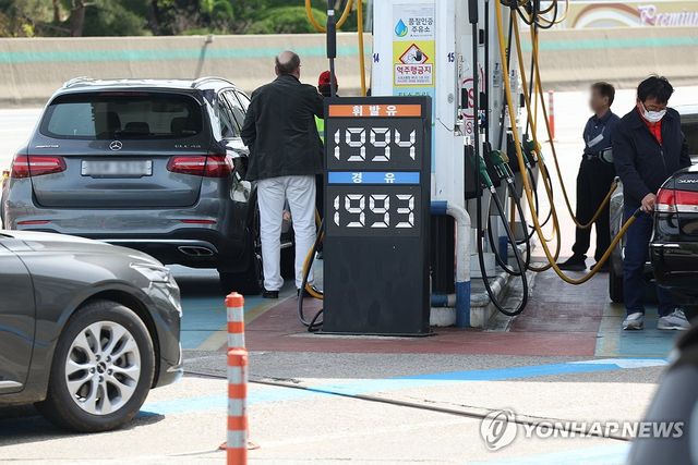 주유하는 운전자들