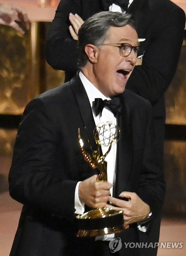 지난해 제77회 프라임타임 에미상을 받은 스티븐 콜베어