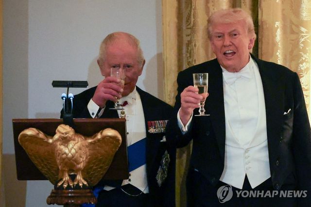 건배하는 찰스 국왕과 트럼프 대통령(오른쪽)
