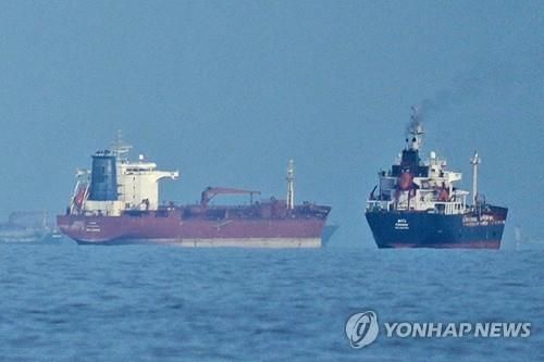 호르무즈 해협의 유조선과 화물선