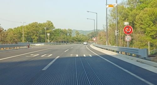 도로에는 90, 간판에는 70