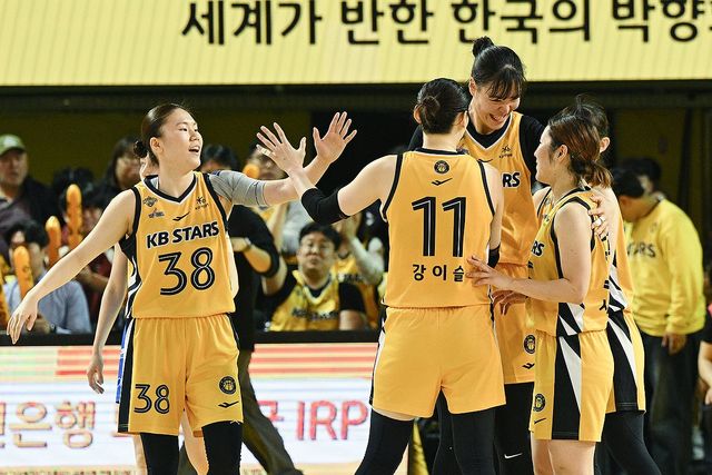 동료들과 기뻐하는 박지수