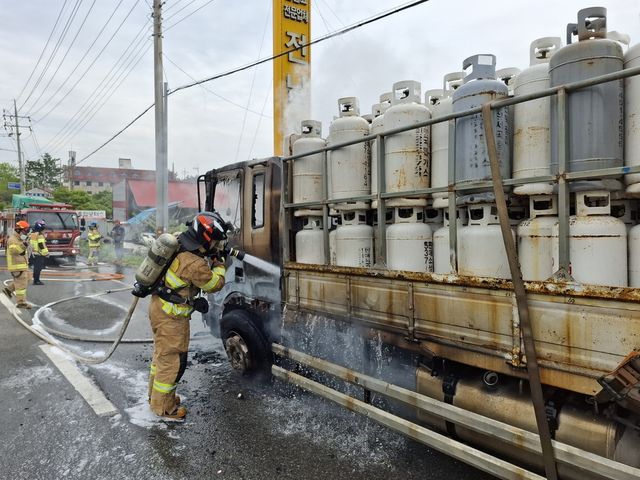 화물차 화재 진화 작업하는 소방 당국