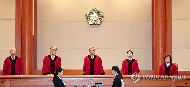 재판정 들어선 헌법재판관들