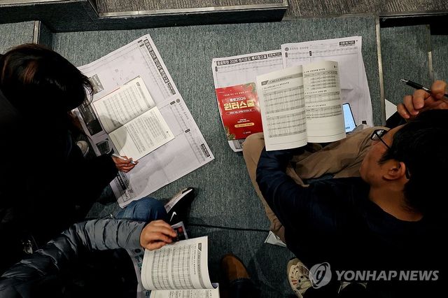 바닥에서 앉아서 듣는 입시설명회