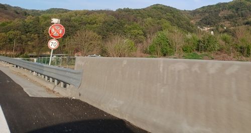 90㎞ 시속 제한표지판인데 테이프로 X