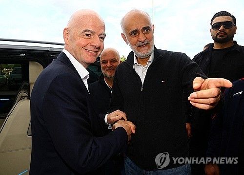 메흐디 모함마드 나비 이란 축구협회 수석부회장(가운데 오른쪽)과 악수하는 잔니 인판티노 국제축구협회(FIFA) 회장(왼쪽). [로이터 연합뉴스 자료사진. 재판매 및 DB 금지]