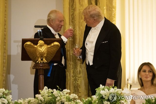 백악관 국빈 만찬에서 찰스 3세와 트럼프 대통령 