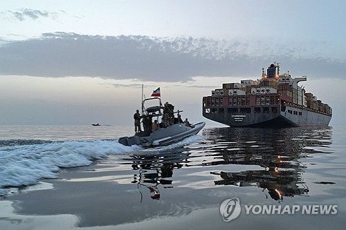 호르무즈 해협 통과 선박 나포 시도하는 이란 혁명수비대 고속정