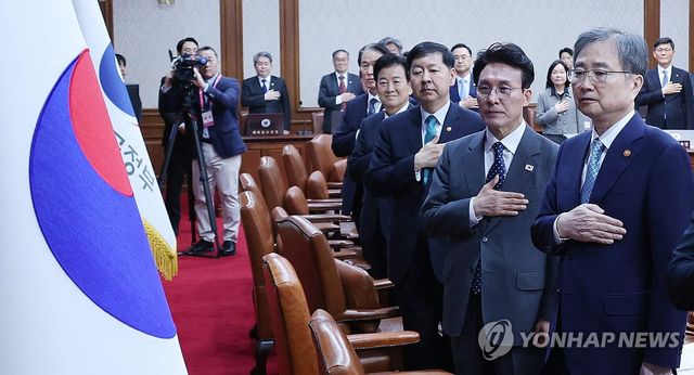 국기에 경례하는 김민석 국무총리