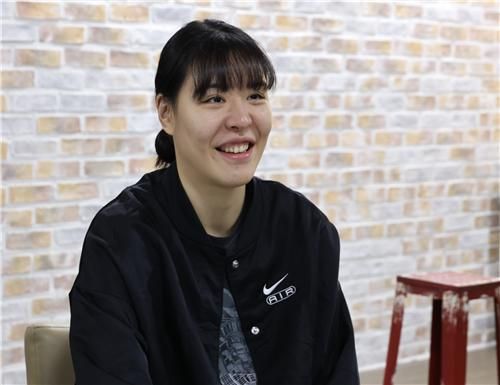 인터뷰하는 박지수