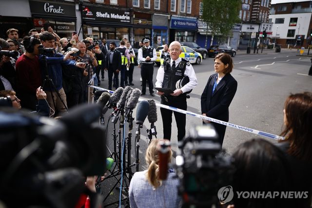 런던 경찰청장이 골더스그린에서 발언하고 있다