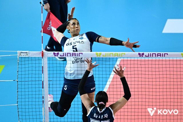 공격하는 GS칼텍스의 실바