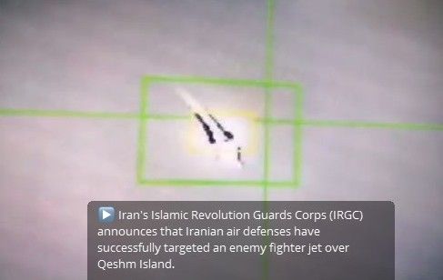 메흐르 통신이 공개한 동영상의 일부 장면. 이 매체는 IRGC가 자국 방공망이 케슘섬 상공에서 적 전투기를 성공적으로 타격했다고 발표했다며 격추 및 추락하는 모습으로 보이는 장면이 담긴 25초짜리 흐릿한 동영상을 공개했다. [메흐르 통신]