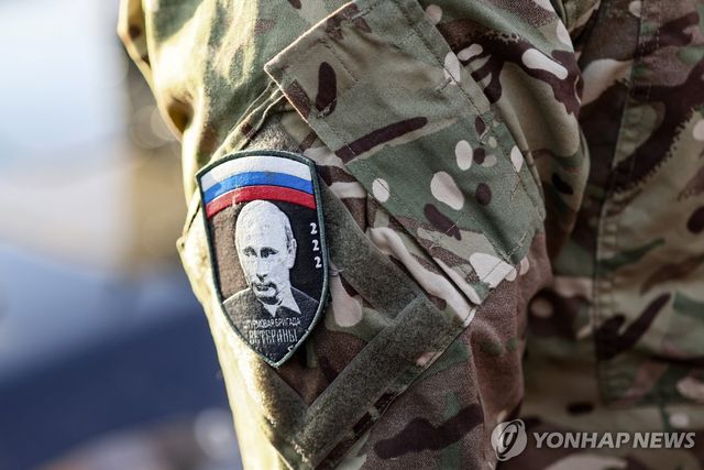 푸틴 초상 새겨진 휘장