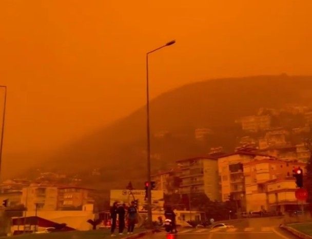 3일(현지시간) 모래폭풍에 뒤덮인 튀르키예 안탈리아