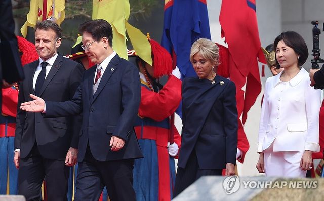 공식 환영식장 향하는 한-프랑스 정상