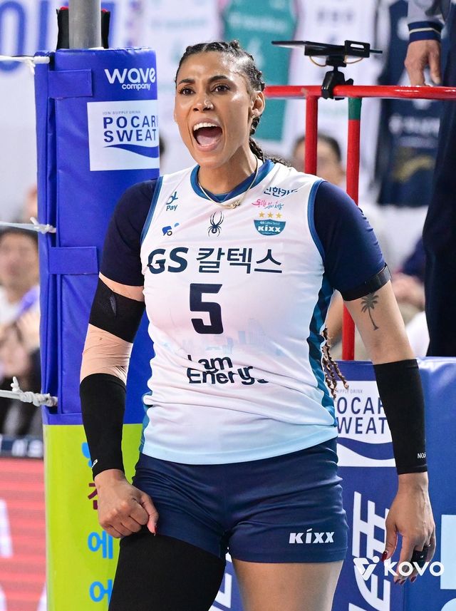 득점 후 기뻐하는 GS칼텍스의 실바 