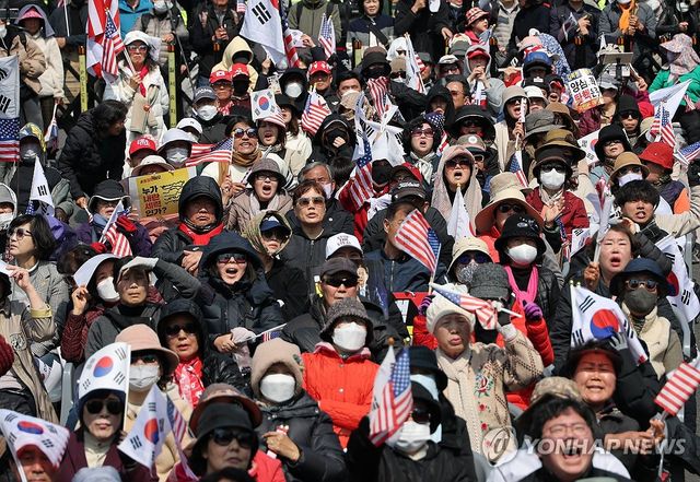 윤석열 대통령 파면 소식에 좌절하는 지지자들