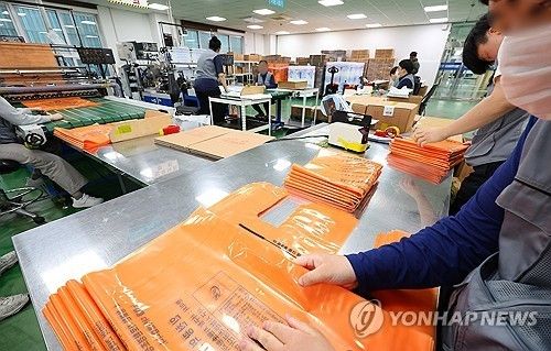 분주한 쓰레기 종량제봉투 제조 공장