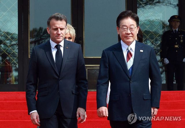 공식 환영식장 향하는 한-프랑스 정상