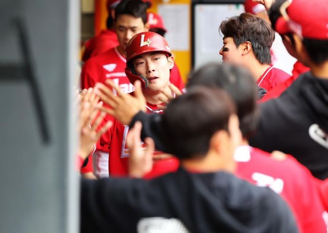 SSG 랜더스 최지훈(가운데)