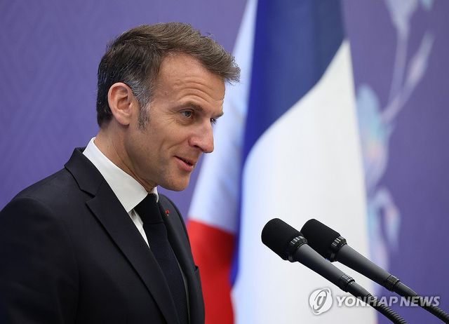 답사하는 마크롱 프랑스 대통령