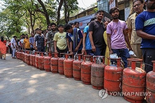 LPG 가스 재충전하려고 대리점 앞에 줄 선 인도인들 
