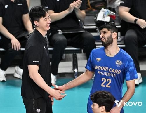 박철우 우리카드 감독과 대화하는 아시아 쿼터 선수 알리(오른쪽)