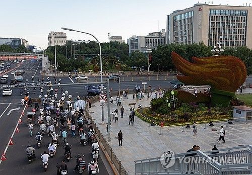 중국 베이징 도로의 이륜차 행렬