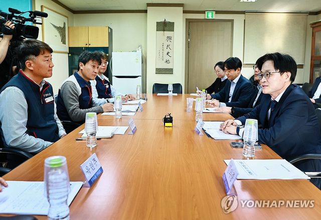 산업부 장관, 민주노총 위원장 면담