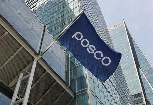 서울 강남구 포스코센터에 걸려 있는 포스코 깃발